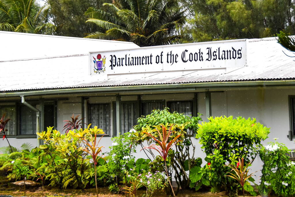 Who Owns the Cook Islands? The Political Status of the Cook Islands