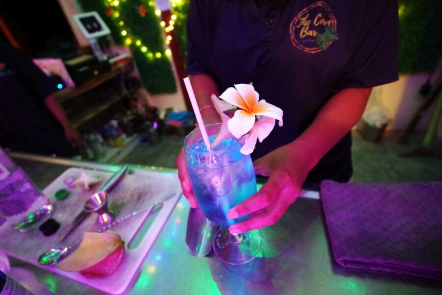 The Ultimate Guide to Rarotonga Nightlife + Happy Hour List 🍸 [2025]