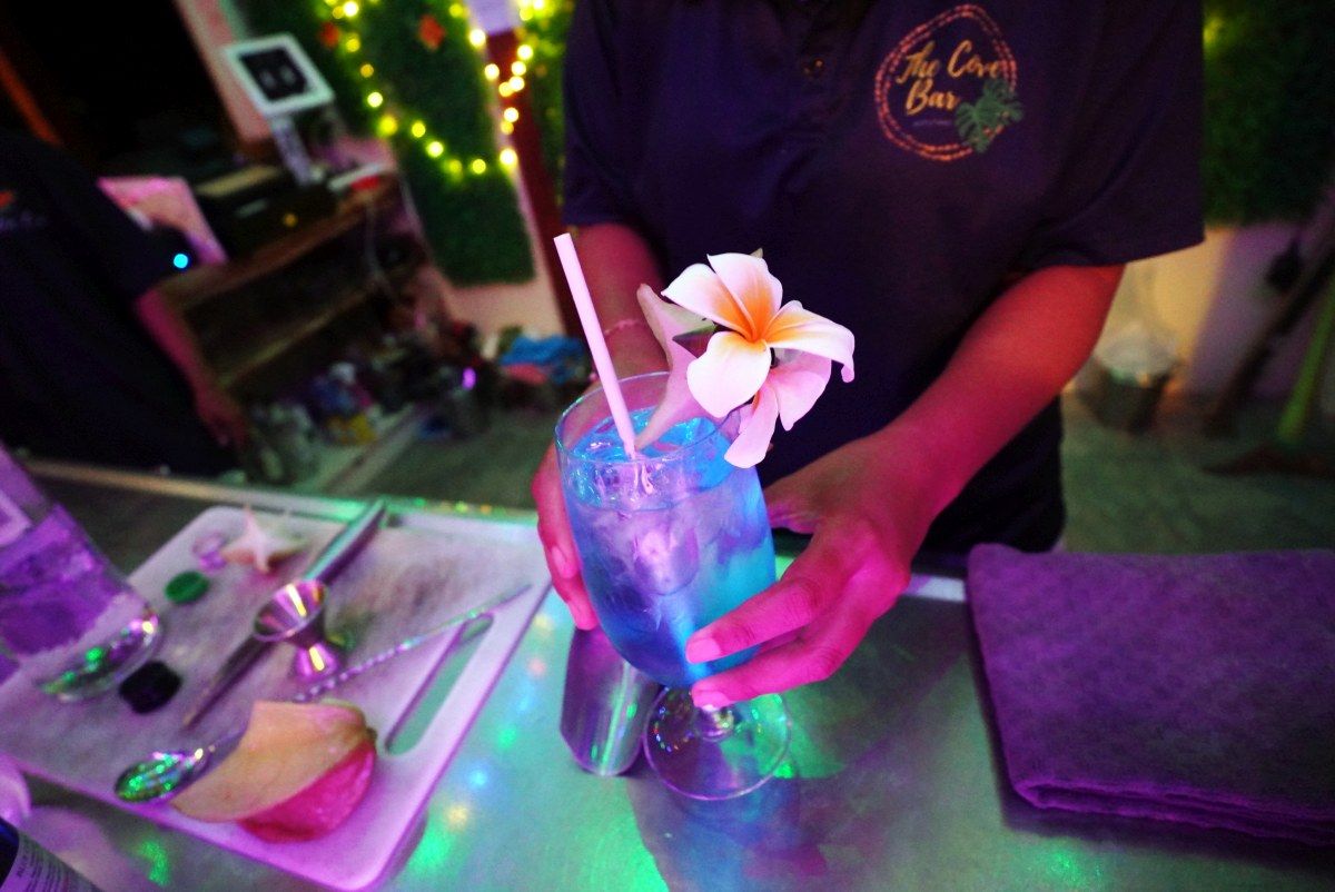 The Ultimate Guide to Rarotonga Nightlife + Happy Hour List 🍸 [2025]