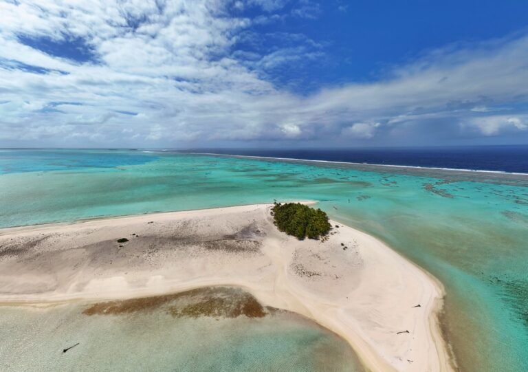 The Guide to Windsurfing in Rarotonga, Aitutaki & the Cook Islands [2025]