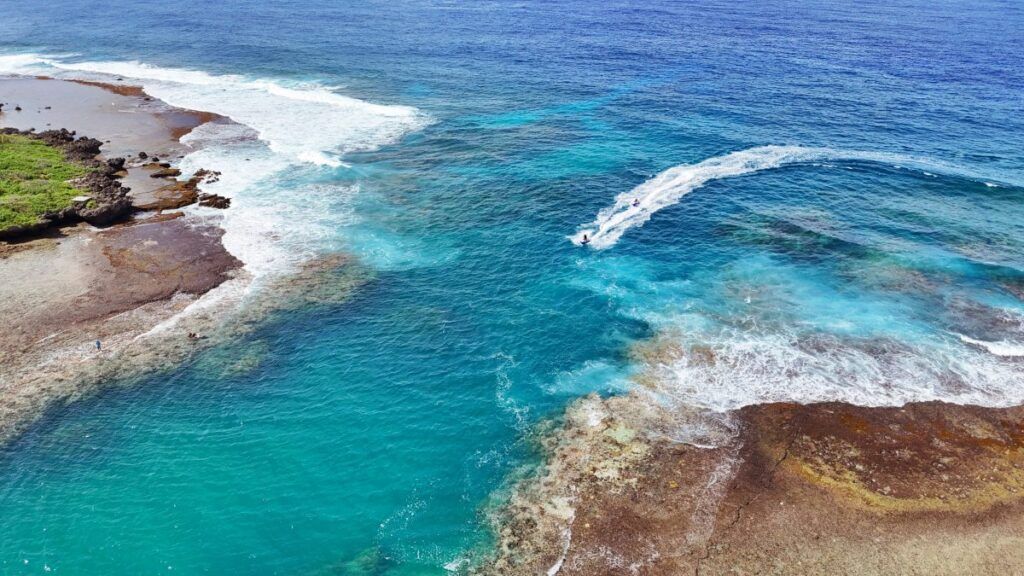 9 Best Places to Surf in Rarotonga & the Cook Islands 🌊